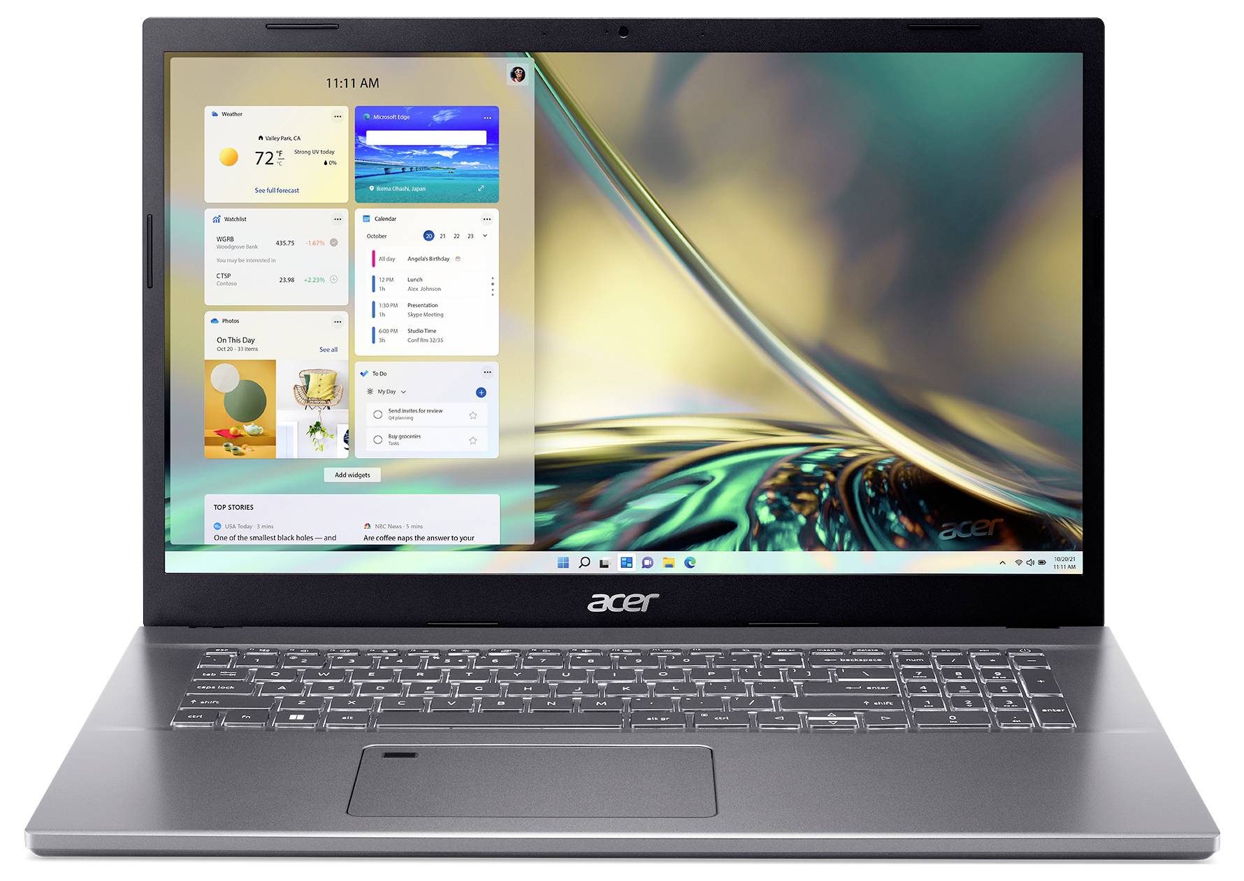 Een geopende laptop met een getoonde desktop en widgets, inclusief het weer, de tijd en andere apps op het scherm.