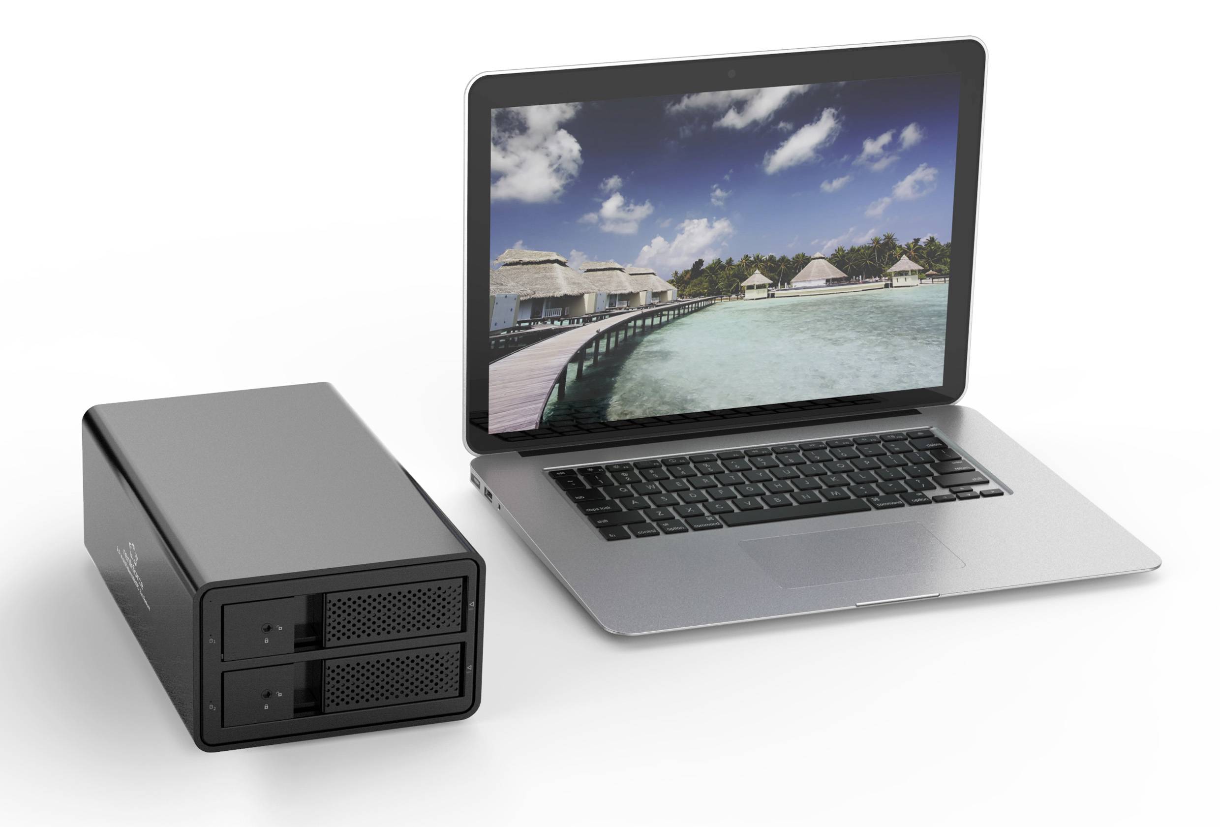 Een laptop met een eilandresort als achtergrond staat naast een extern opslagapparaat.