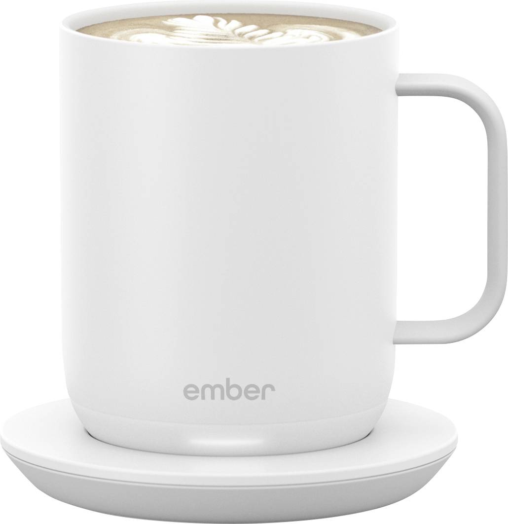Witte kop met opschrift "ember" voor koffiekopje, gevuld met cappuccino, op een bijpassende onderzettel.