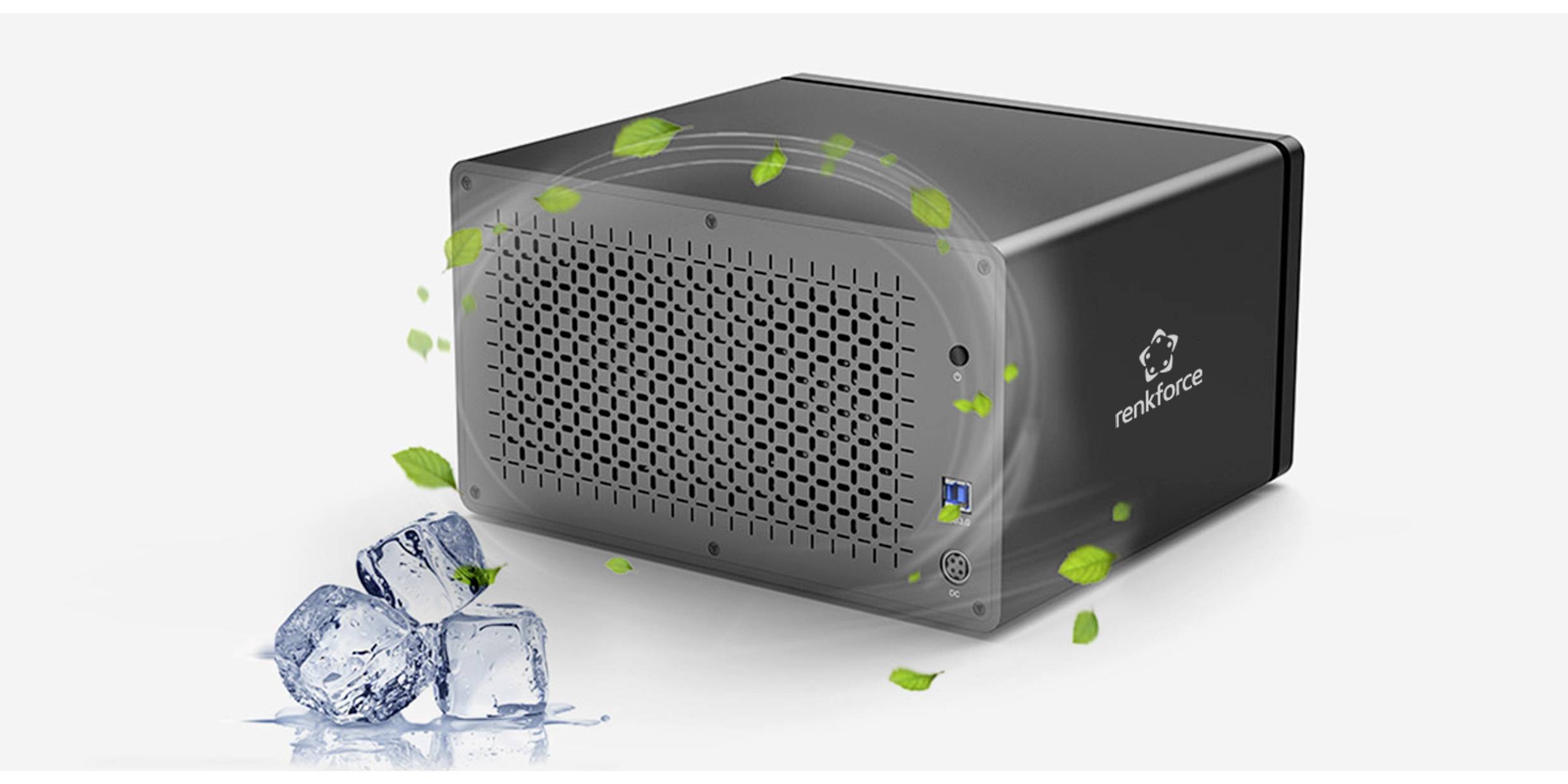 Zwarte kolomventilator met groen logo aan de zijkant. Uit de ventilator stroomt lucht, omgeven door zwevende groene bladeren; ernaast ijsblokjes.