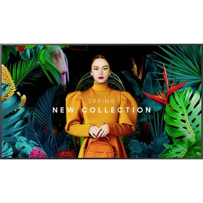 'Voorjaarscollectie' tekst boven vrouw in stralend oranje outfit voor een tropische plantenachtergrond.