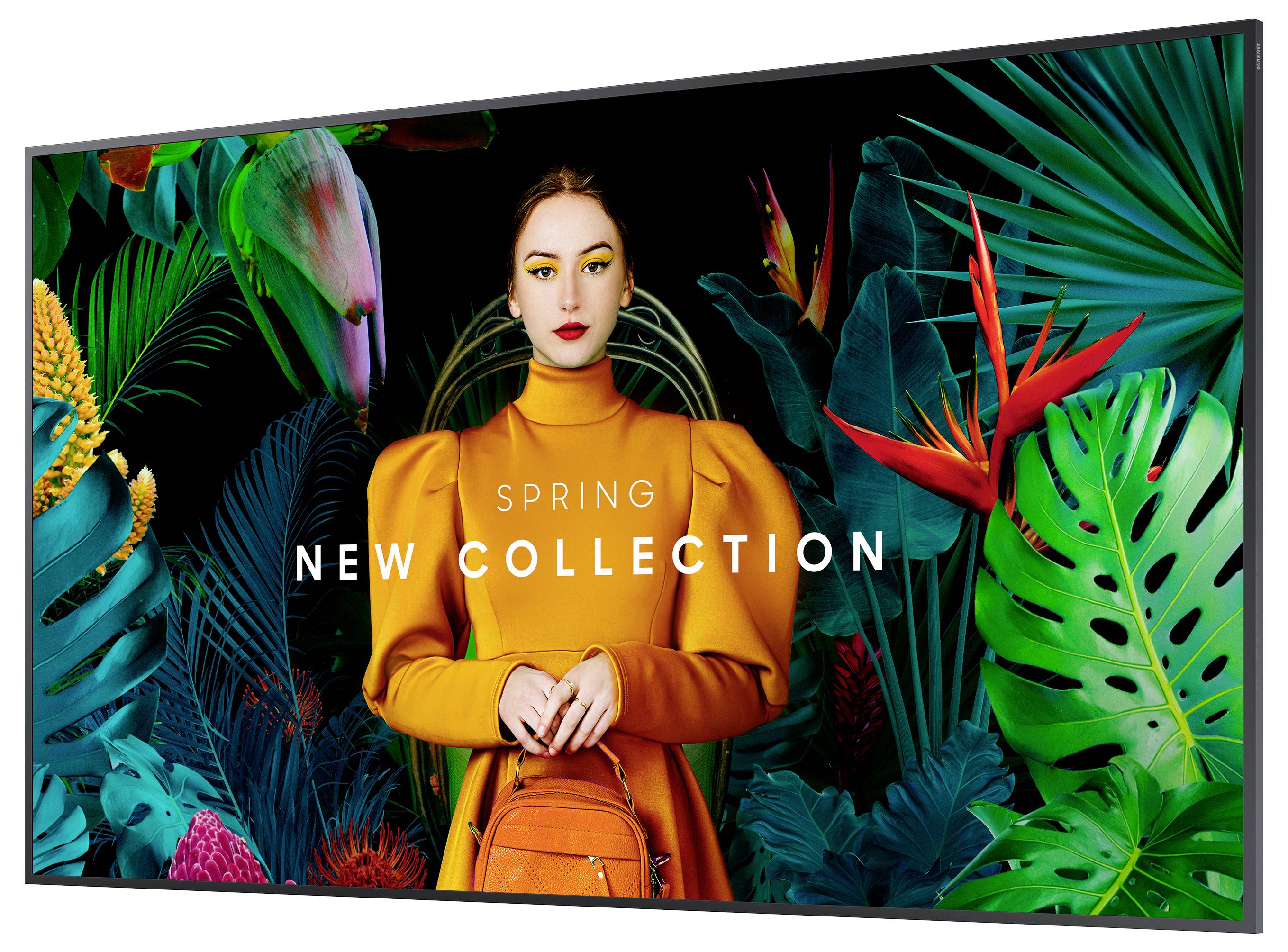 Een vrouw in een oranje outfit voor een tropische achtergrond. Tekst: 'Lente Nieuwe Collectie'. Reclamefoto voor modekollectie.