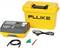 Multimeter met kabels en toebehoren voor een gele koffer met het opschrift 'Fluke'.