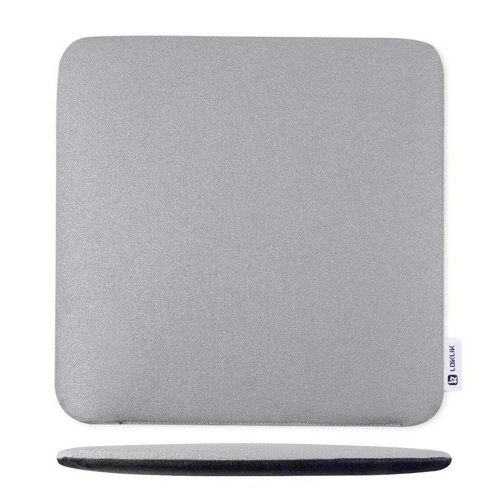 Een grijze, vierkante geheugenschuimmat met afgeronde hoeken, daaronder een langwerpig, plat kussen; dient als polssteun.