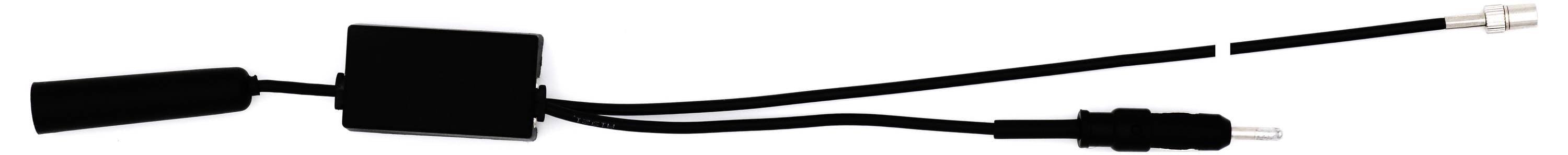 Een zwart elektriciteitssnoer met twee uiteinden: een stekker en een kleinere aansluiting.