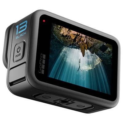Grijs-zwarte digitale camera met display waarop een beeld te zien is van een duiker in een grottenmeer.