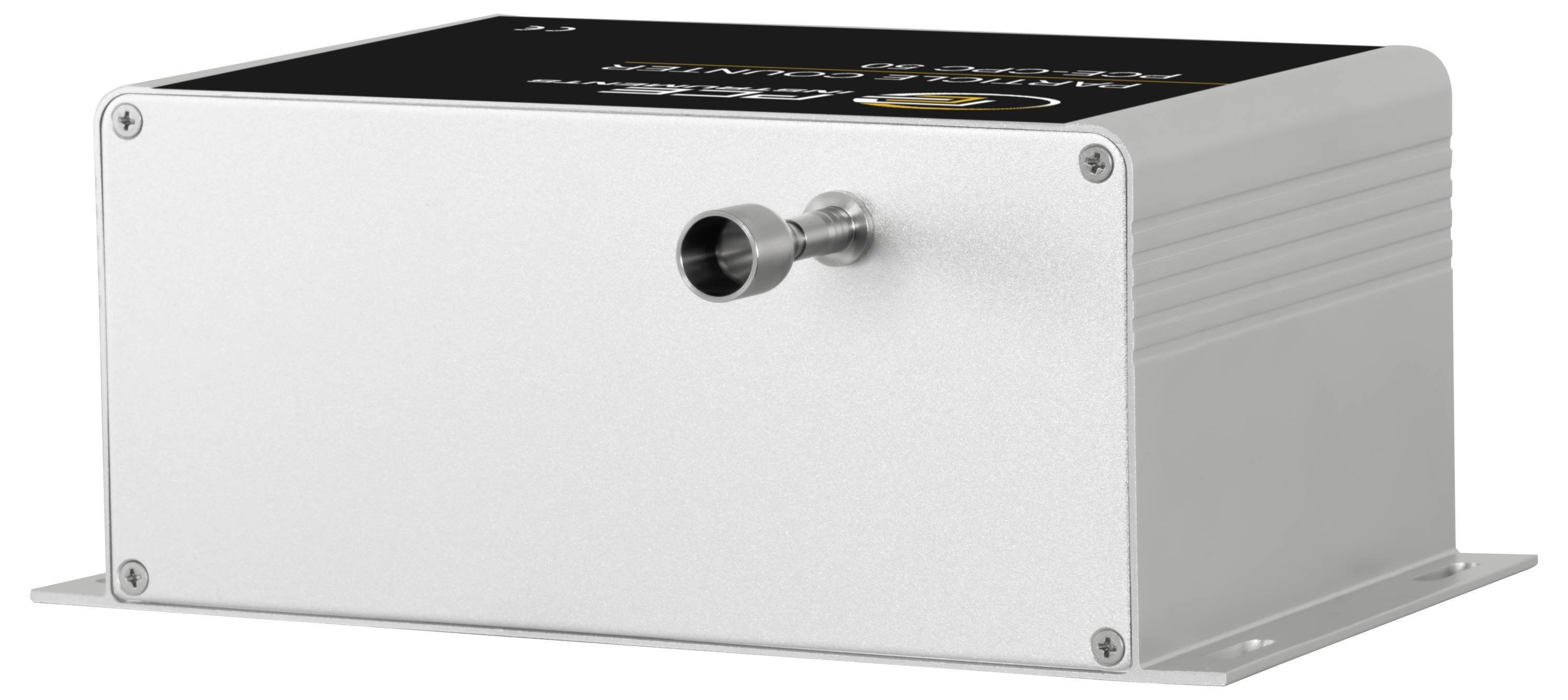 Witte rechthoekige metalen apparatuurkast met een uitstekende connector aan de voorkant en een zwart bovenpaneel, weergegeven tegen een witte achtergrond