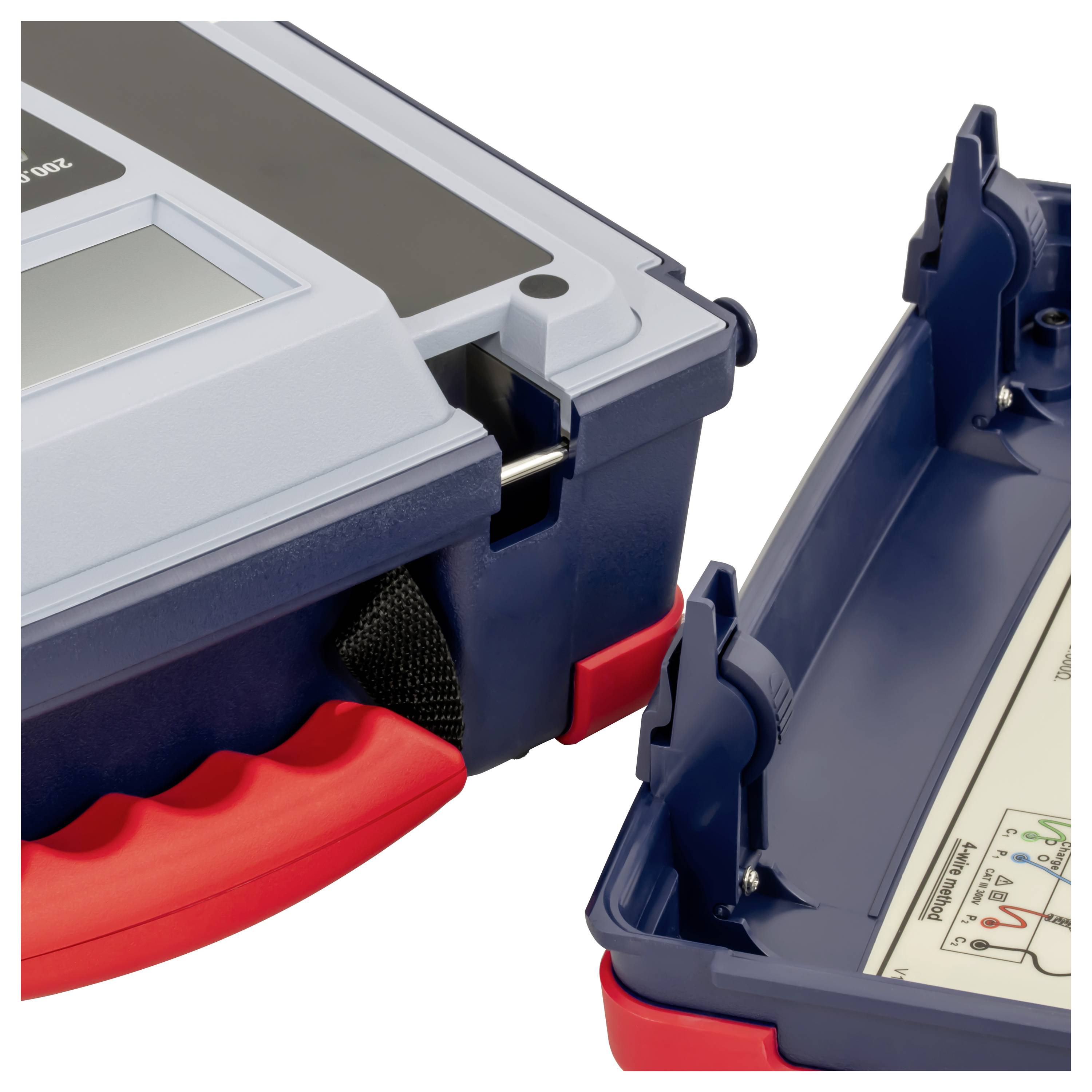 Close-up van een geopend technisch apparaat met een rode handgreep en scharnier, waarbij onderdelen van de behuizing en een displaypaneel zichtbaar zijn.