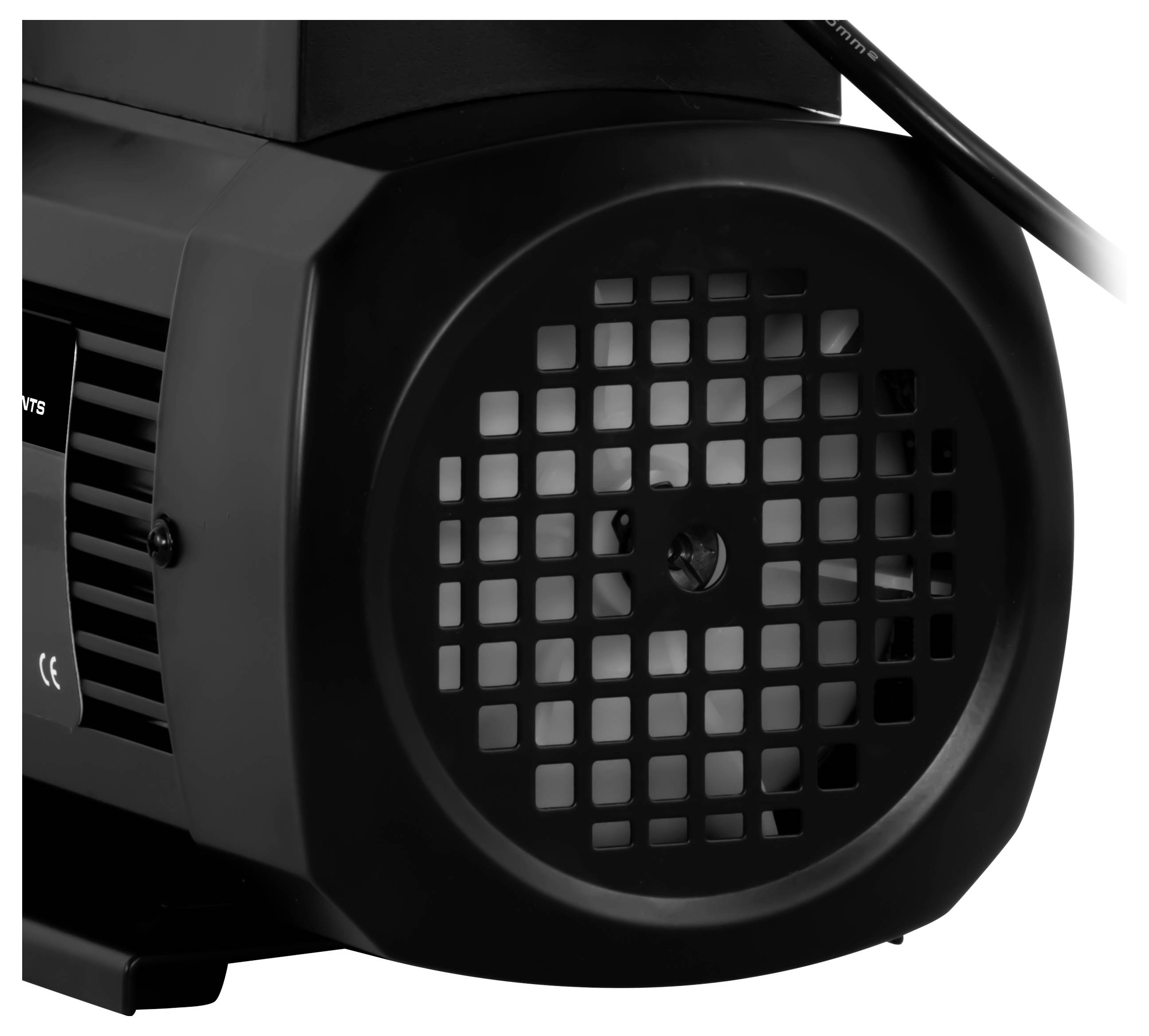 Een zwarte elektromotor met zichtbaar ventilaterooster. De motor is gedeeltelijk zwart en heeft een kabel die omhoog steekt.