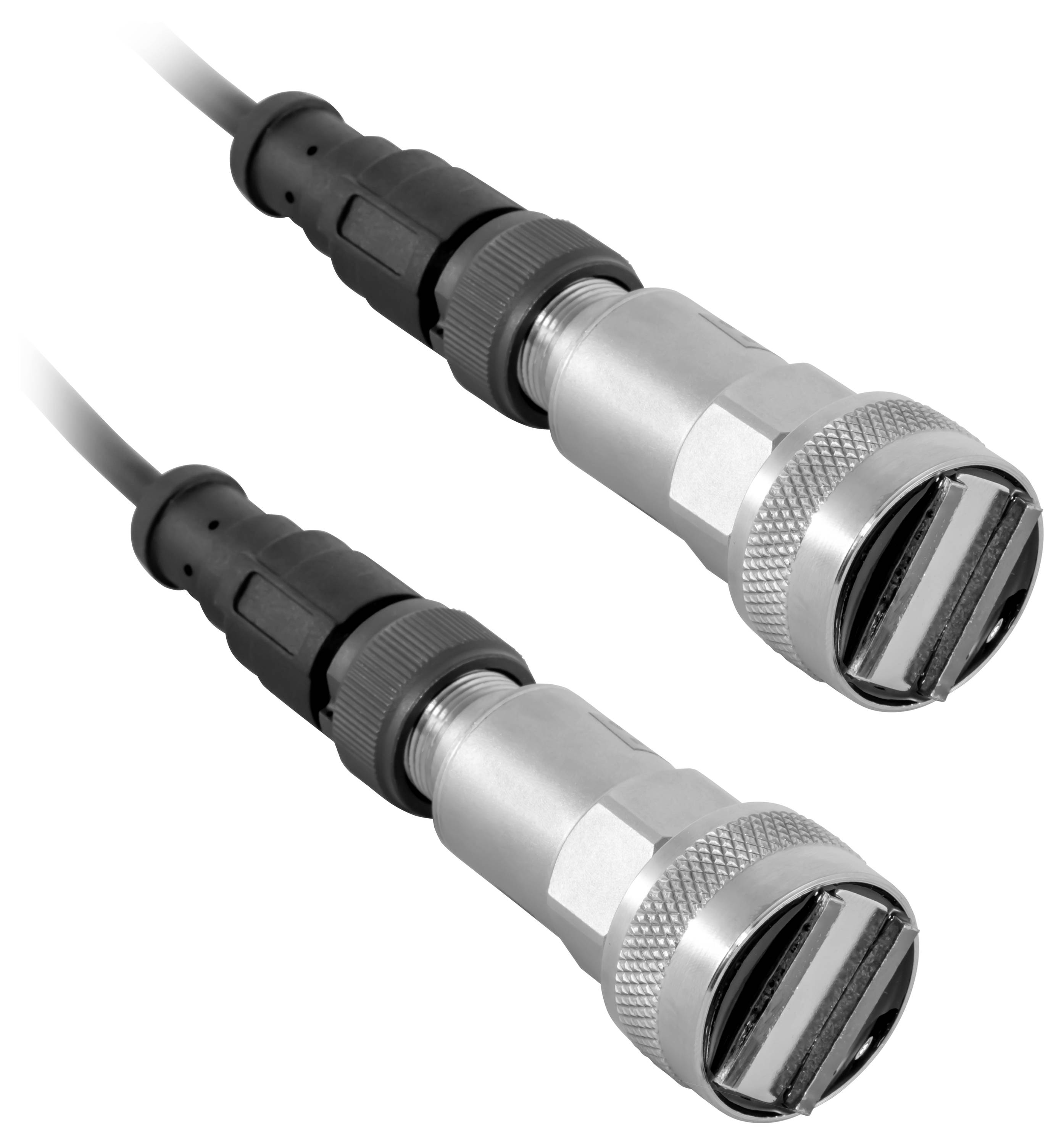 Twee industriële metalen kabelconnectoren met zwarte snoeren op een witte achtergrond, weergegeven in close-up.