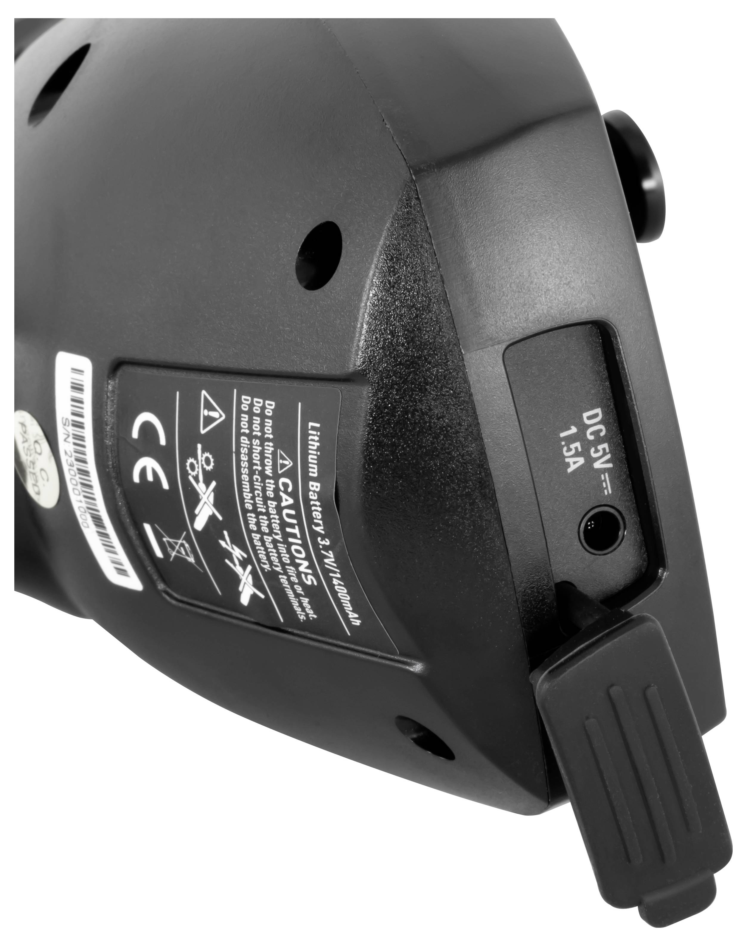 Close-up van een apparaatbatterijvak met een lithiumbatterijlabel en een DC 5V 1.5A laadpoort met rubberen afdekking.