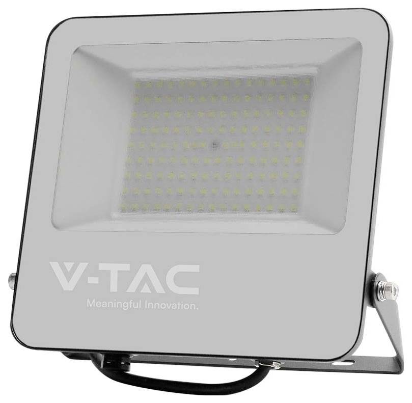 Vierkante LED-schijnwerper met de tekst 'V-TAC Meaningful Innovation' op de voorkant, gemonteerd op een standaard.