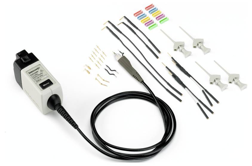 'Oscilloscoopsonde met kabel en verwisselbaar toebehoren, inclusief klemmen en gekleurde markeringen, op witte achtergrond.'