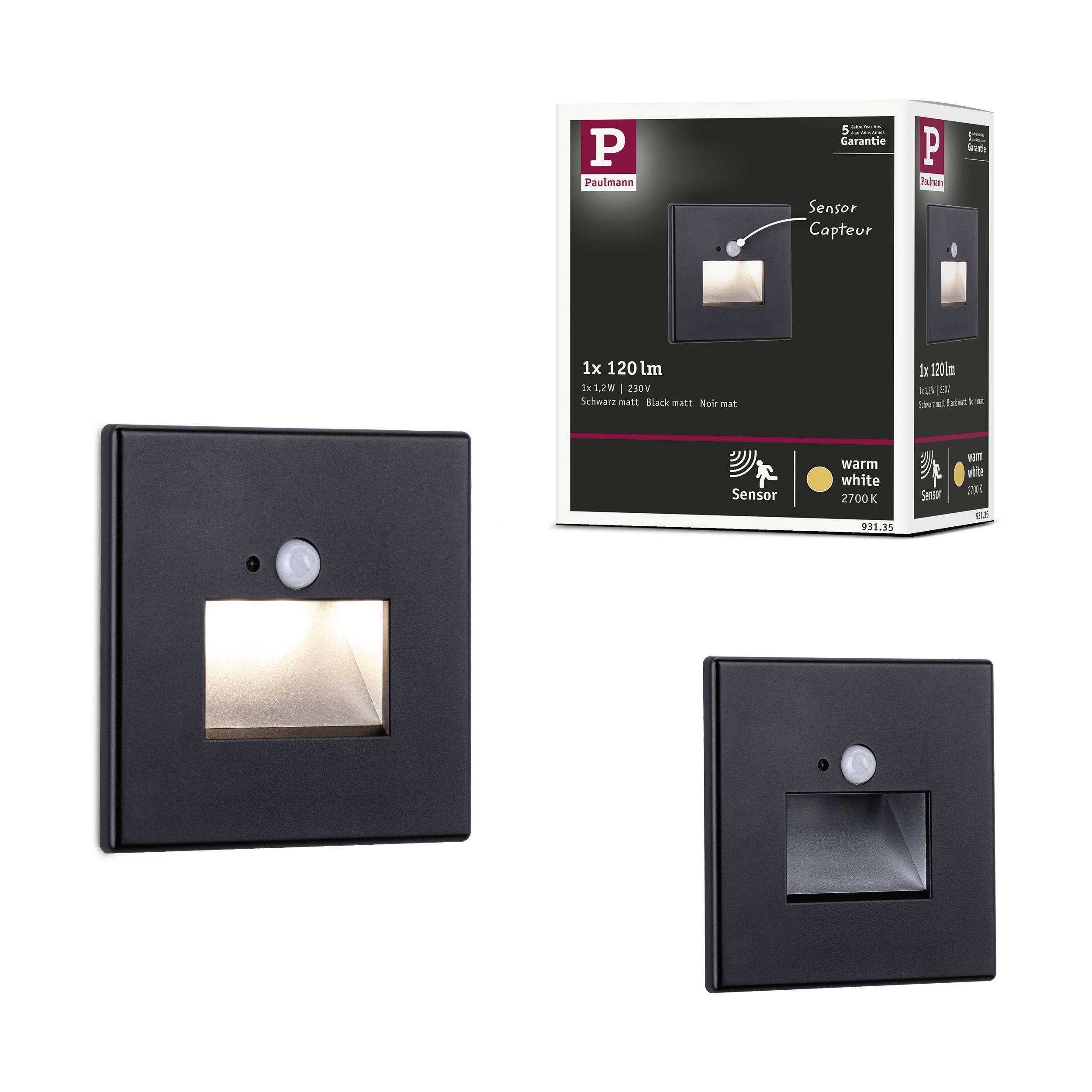 Zwart, vierkant wandlicht met sensor, naast de verpakking met productinformaties; 1x 120lm, 2700K warmwit.
