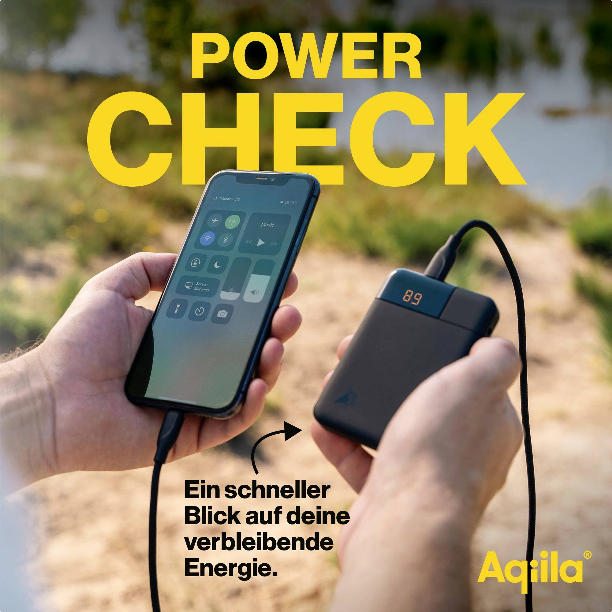 Twee handen houden een smartphone en een powerbank vast. Op het scherm staat: 'POWER CHECK'. Tekst: 'Een snelle blik op je resterende energie'.