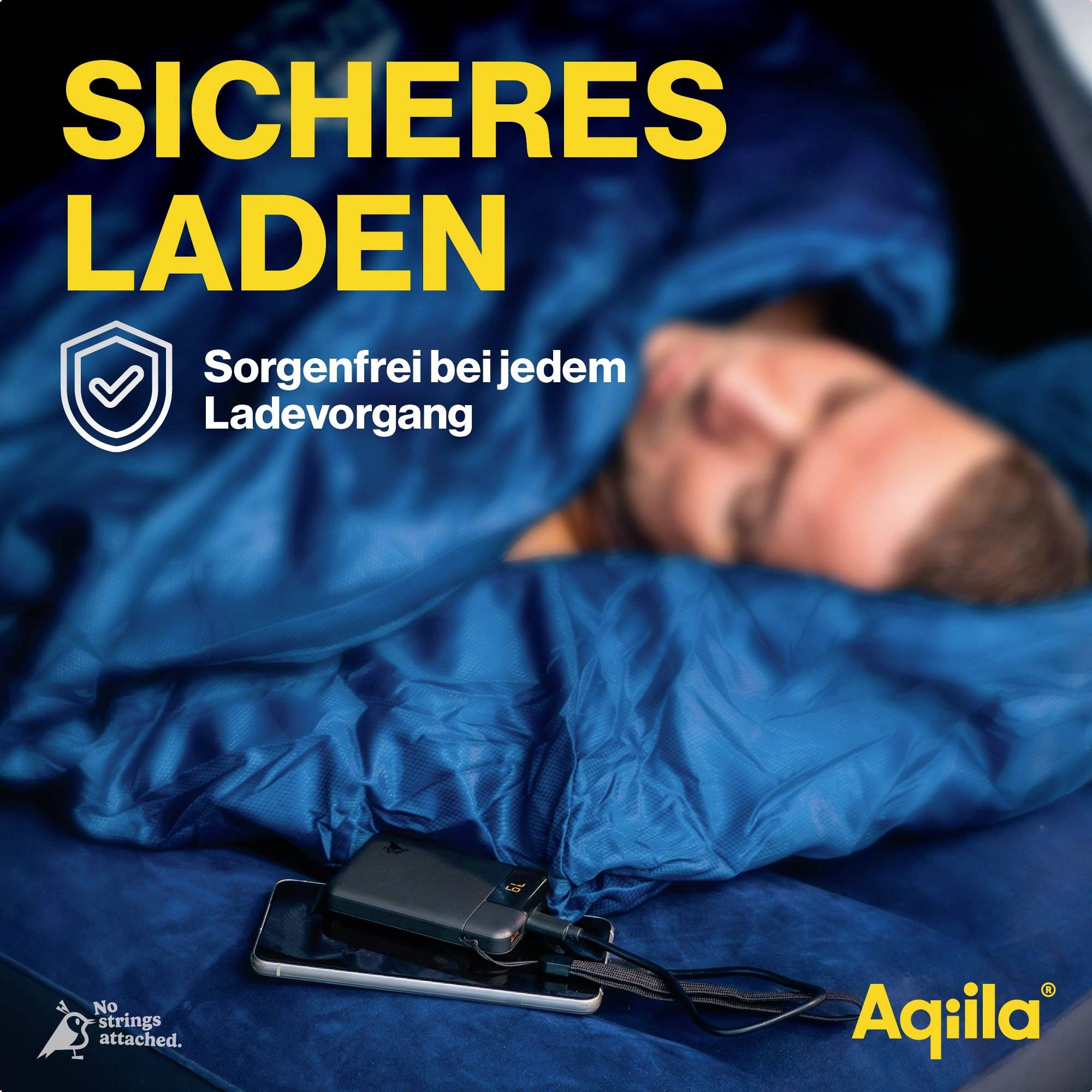 'Veilig laden: Zorgeloos bij elke laadbeurt.' Een slapende persoon naast een opgeladen telefoon. Merk: Aqiila.
