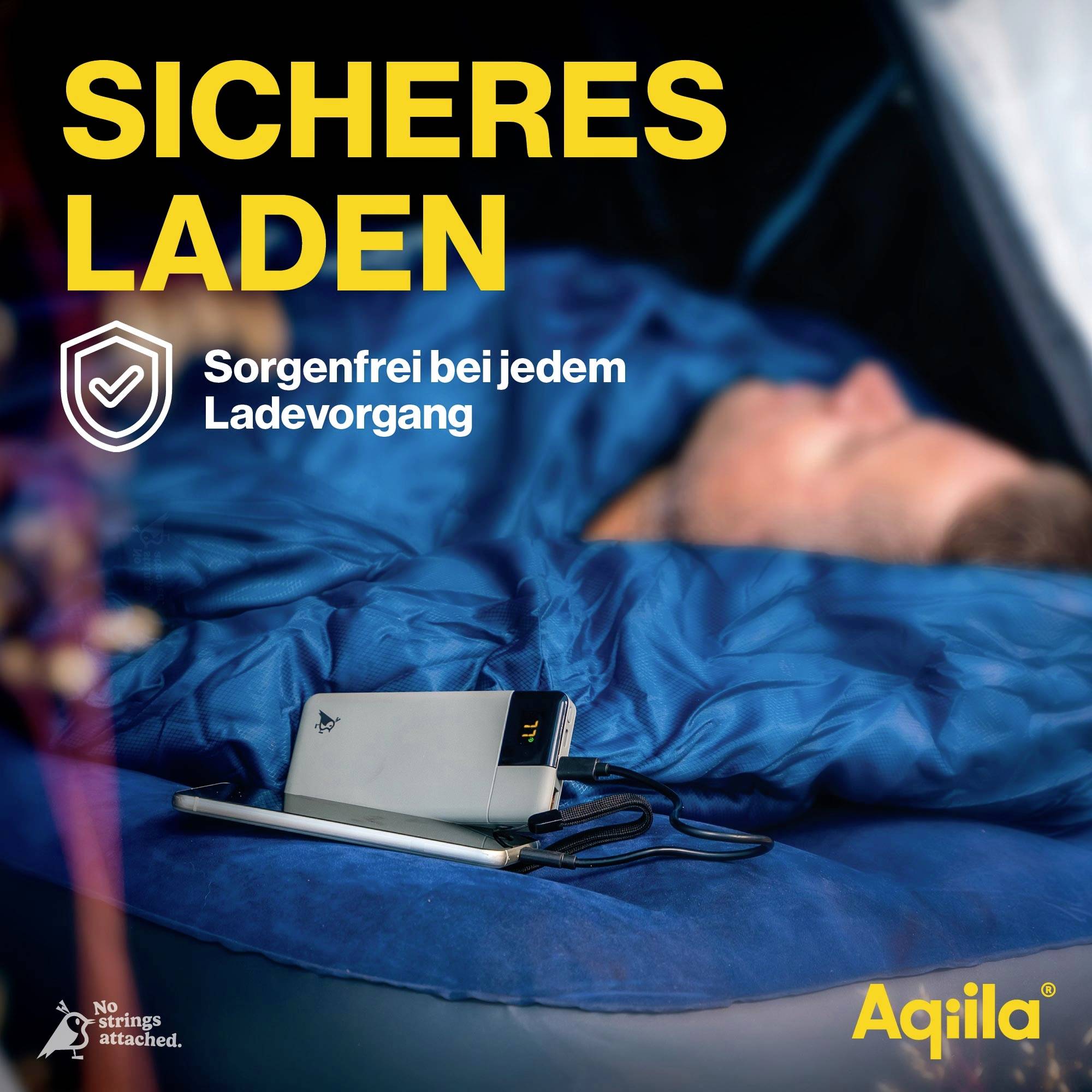 Een persoon slaapt in een blauwe slaapzak, terwijl een smartphone naast haar wordt opgeladen. Tekst: 'Veilig laden. Zorgeloos bij elke oplaadbeurt'.