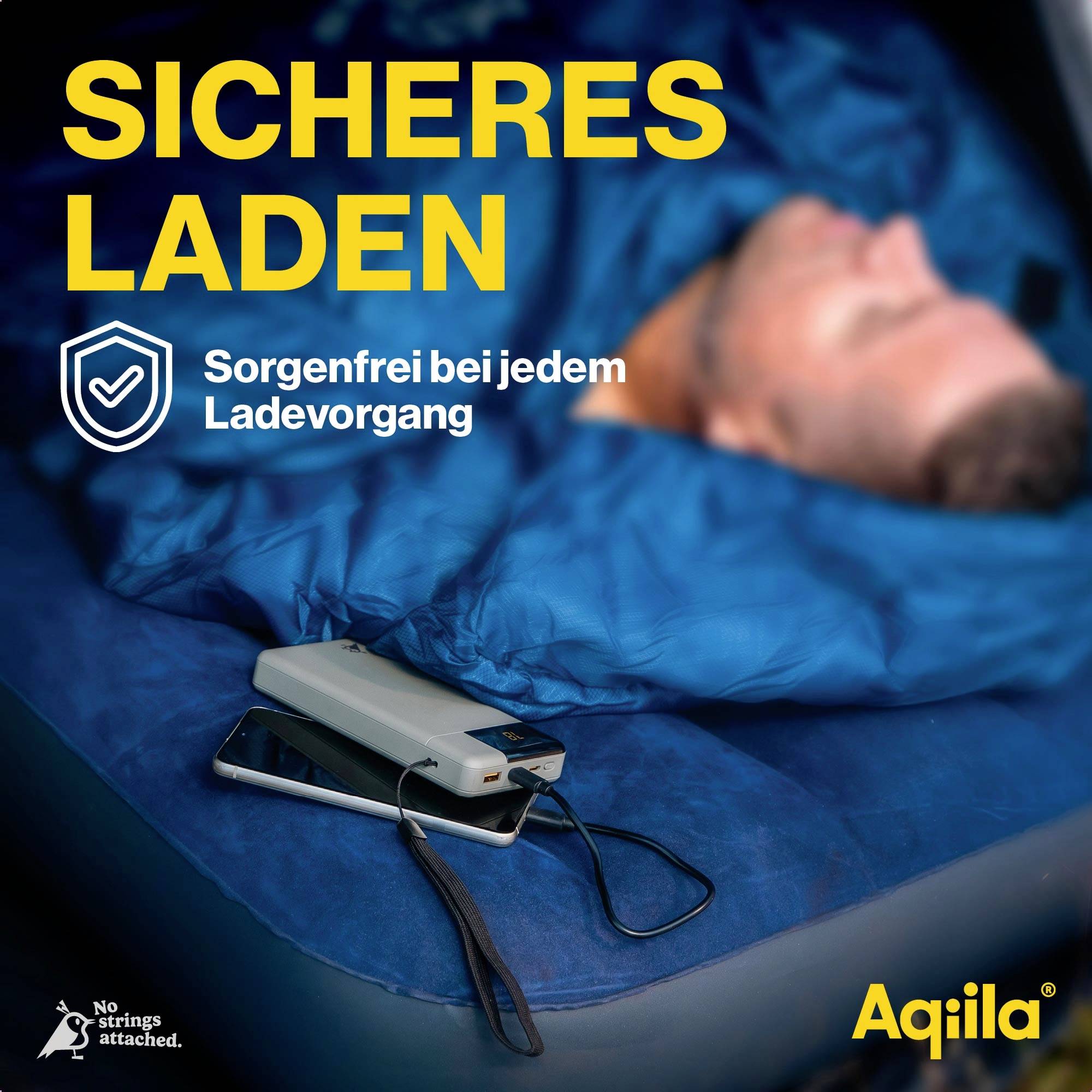 'Veilig opladen. Zorgeloos bij elke laadbeurt.' Een smartphone wordt veilig opgeladen op een slaapzak.