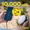 Hand houdt een smartphone vast met 67% batterijniveau, verbonden met een rond oplaadapparaat van Aqiiila. Tekst: '10.000 mAh', 'OPLADEN x2'.
