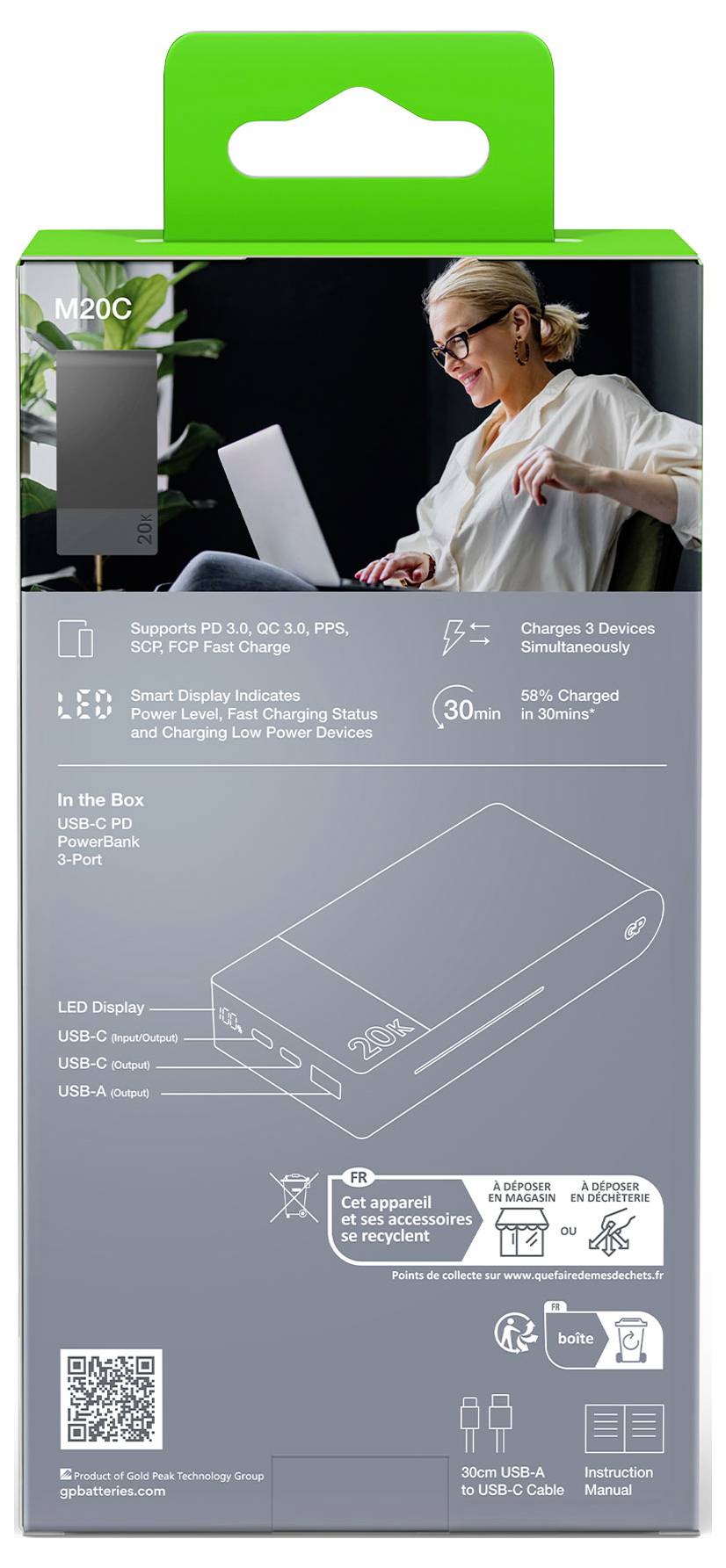 Op de verpakking staat een lachende persoon met een laptop. Onder de afbeelding zijn de productkenmerken van een powerbank en de bijbehorende aansluitingen weergegeven.