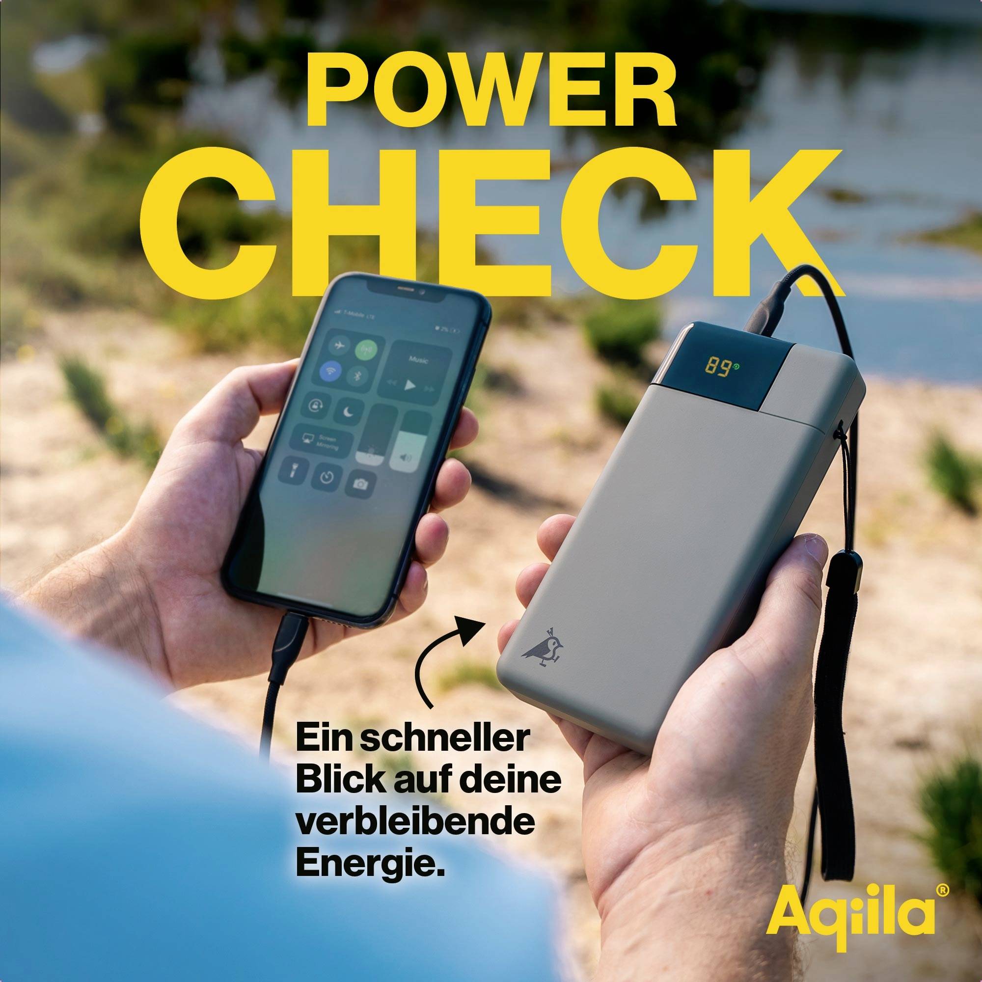 Twee handen houden een smartphone en een powerbank vast. Op het display van de powerbank staat '89%'. Tekst: 'Een snelle blik op je resterende energie.'