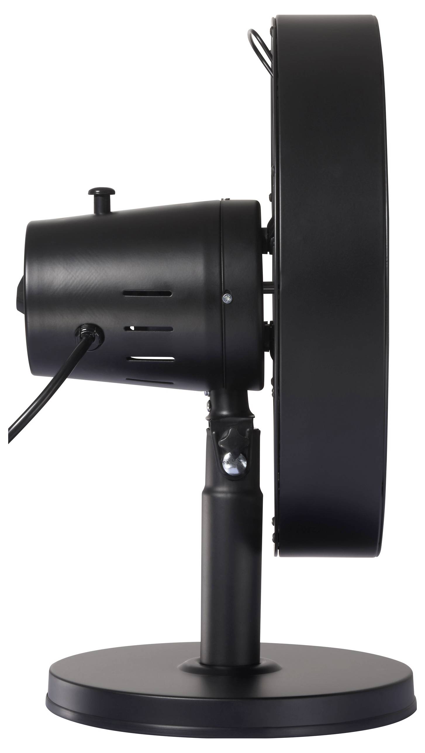 Een zwarte tafelventilator wordt vanuit een zijkant getoond, staand op een zwarte voet, met zichtbaar snoer aan de achterkant.