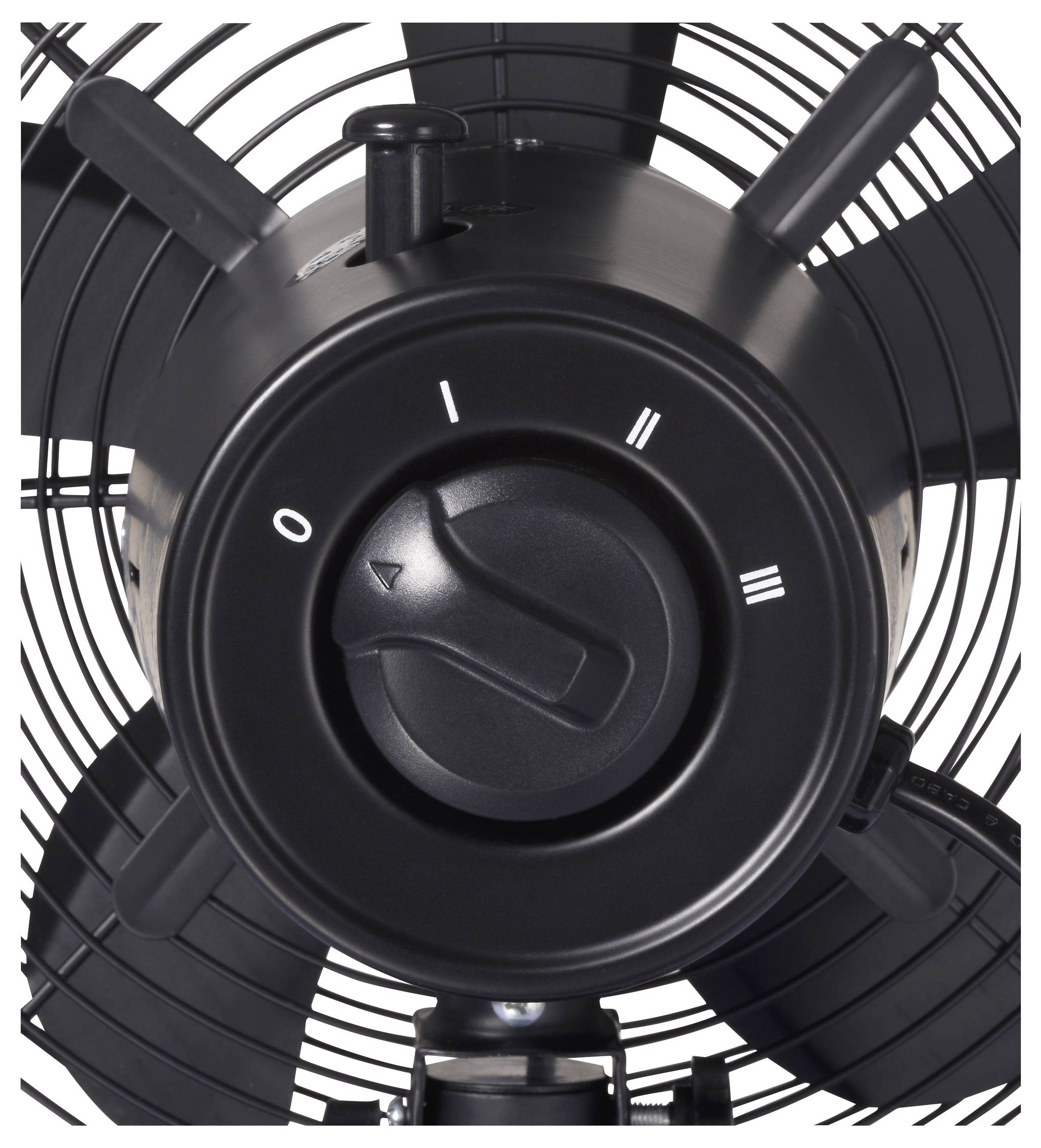 Een zwarte ventilator van dichtbij laat de snelheidsstanden van nul tot drie zien op een centrale draaiknop.