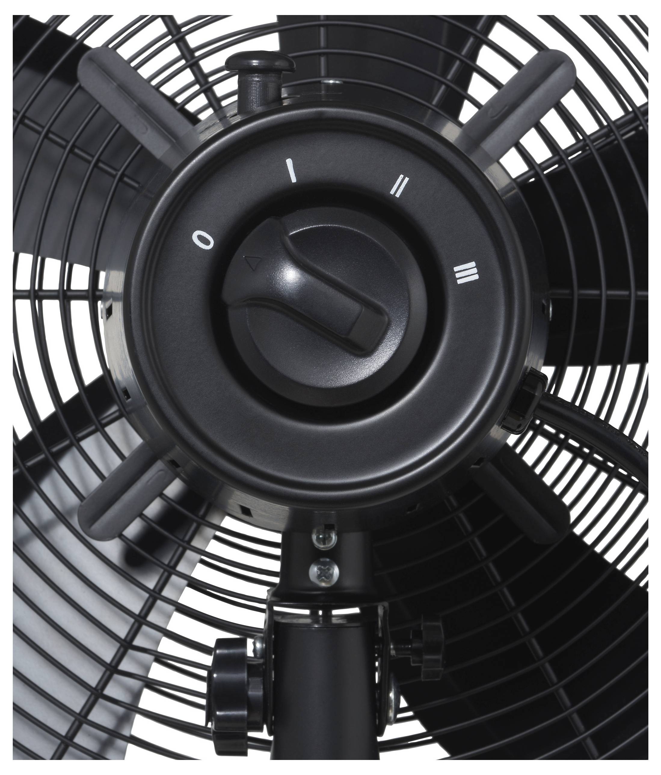 Een ventilator met een instelwiel voor drie snelheidsstanden, omgeven door een beschermrooster.