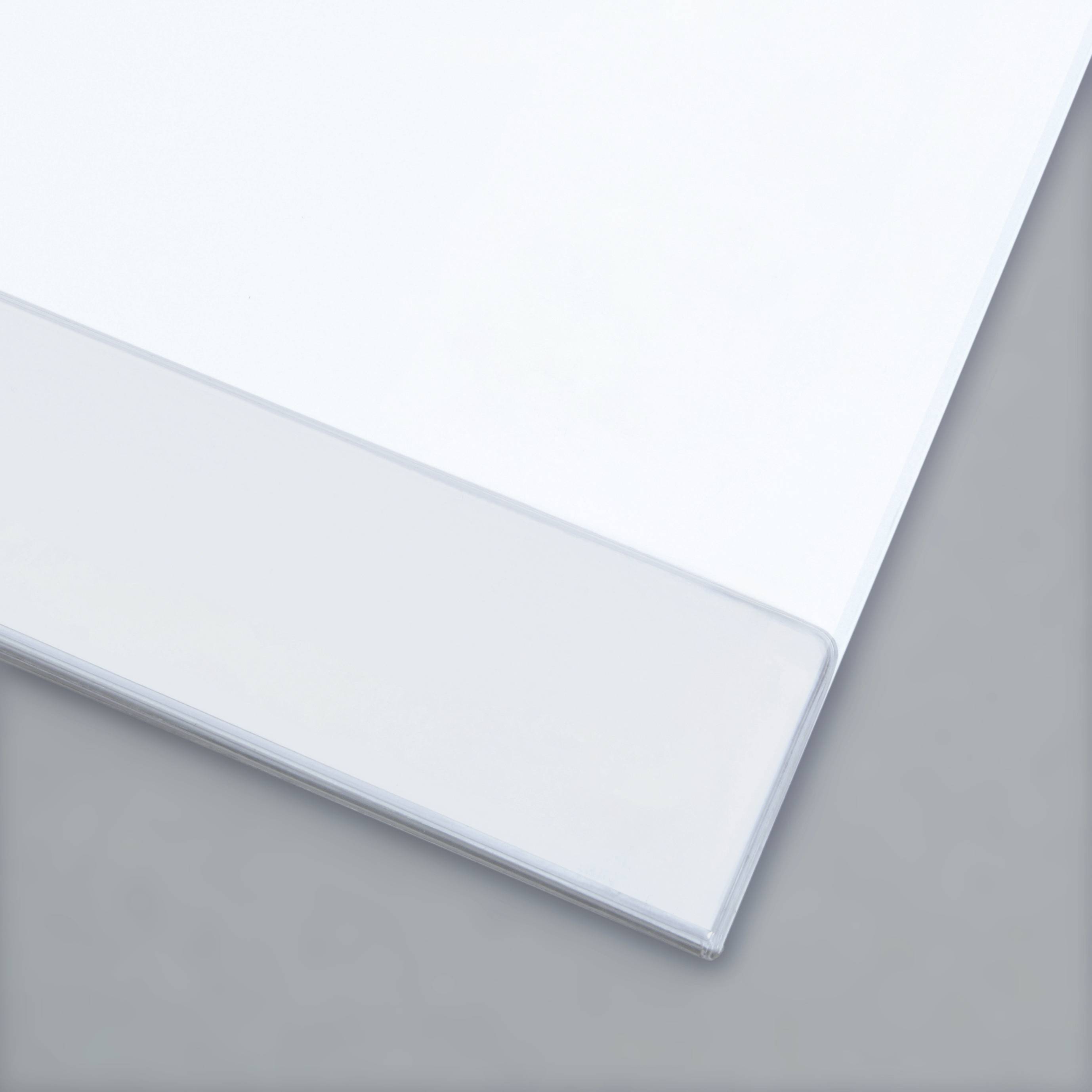 Een lege, licht geopende witte kunststof ordner op een grijze achtergrond.