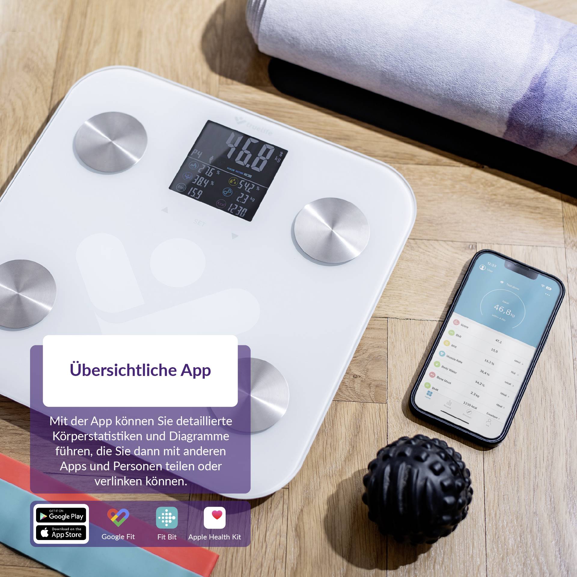 Een slimme weegschaal op een houten vloer toont het gewicht aan. Een smartphone ernaast geeft een app voor gezondheidsbewaking weer.
