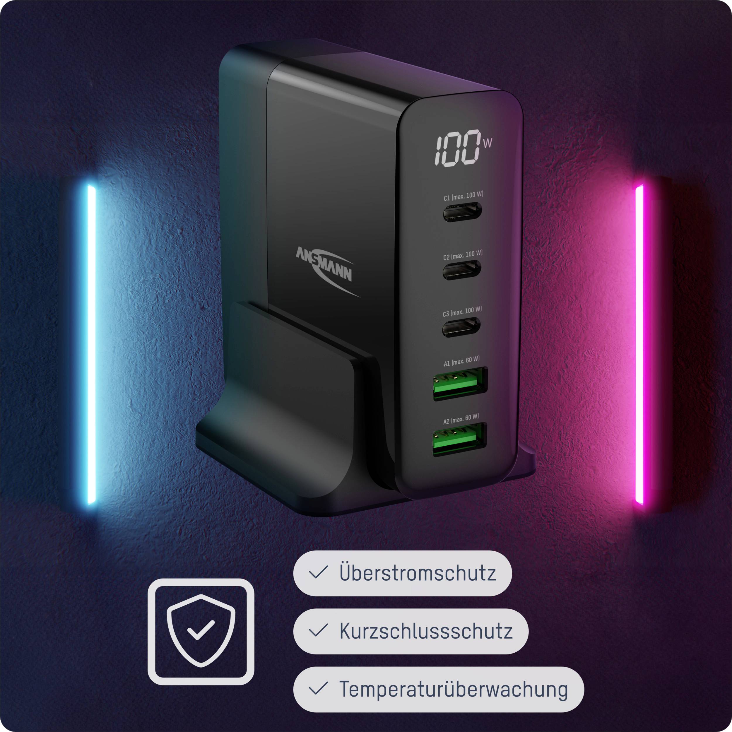 Zwart laadstation met LED-indicatie voor 100 W. Drie USB-poorten zijn zichtbaar. Tekst toont bescherming tegen overbelasting, kortsluiting en temperatuur.