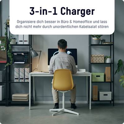 Persoon zit aan een bureau in het thuiskantoor, kijkt naar een scherm. Tekst bovenaan: '3-in-1 Oplader. Organiseer jezelf beter.'