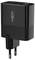 Een zwarte wandlader met twee USB-poorten en één USB-C-poort, met het 'Aukey'-logo op de voorkant.