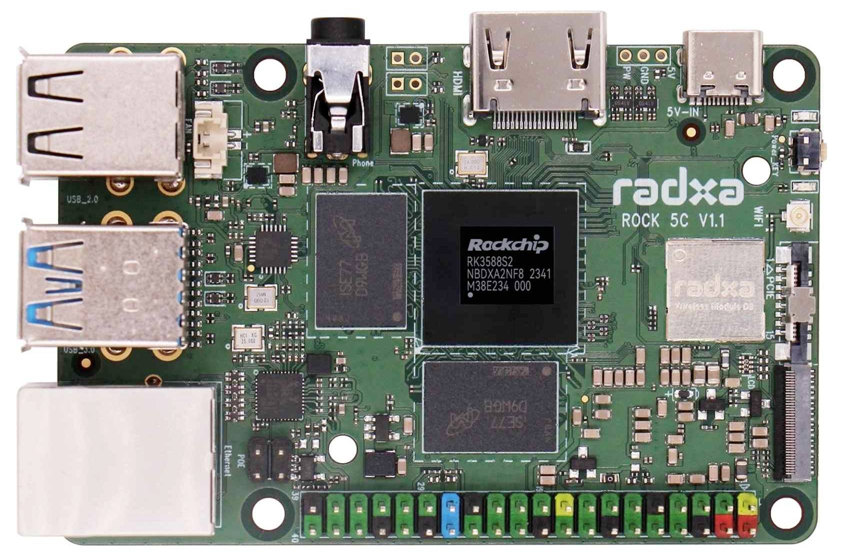 Een printplaat met meerdere aansluitingen, chips en het opschrift 'radxa ROCK 5C V1.1'. Ze toont verschillende elektronische componenten.