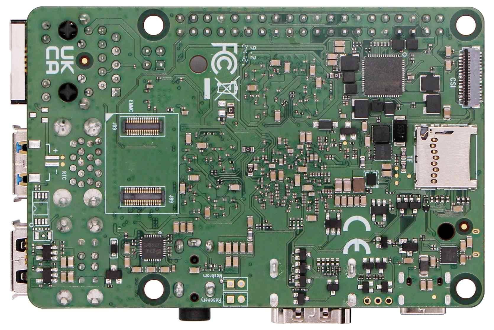 Groene printplaat met verschillende elektronische componenten, aansluitingen en markeringen.