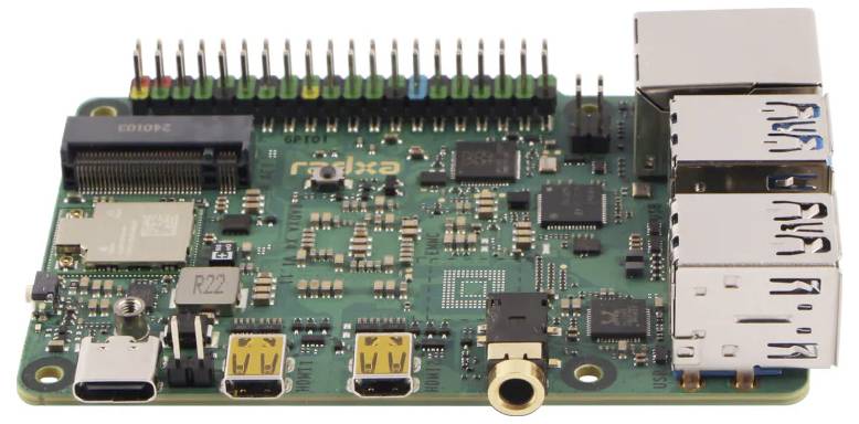 Een groene printplaat met verschillende aansluitingen en elektronische componenten, waarop 'ROKA' staat.