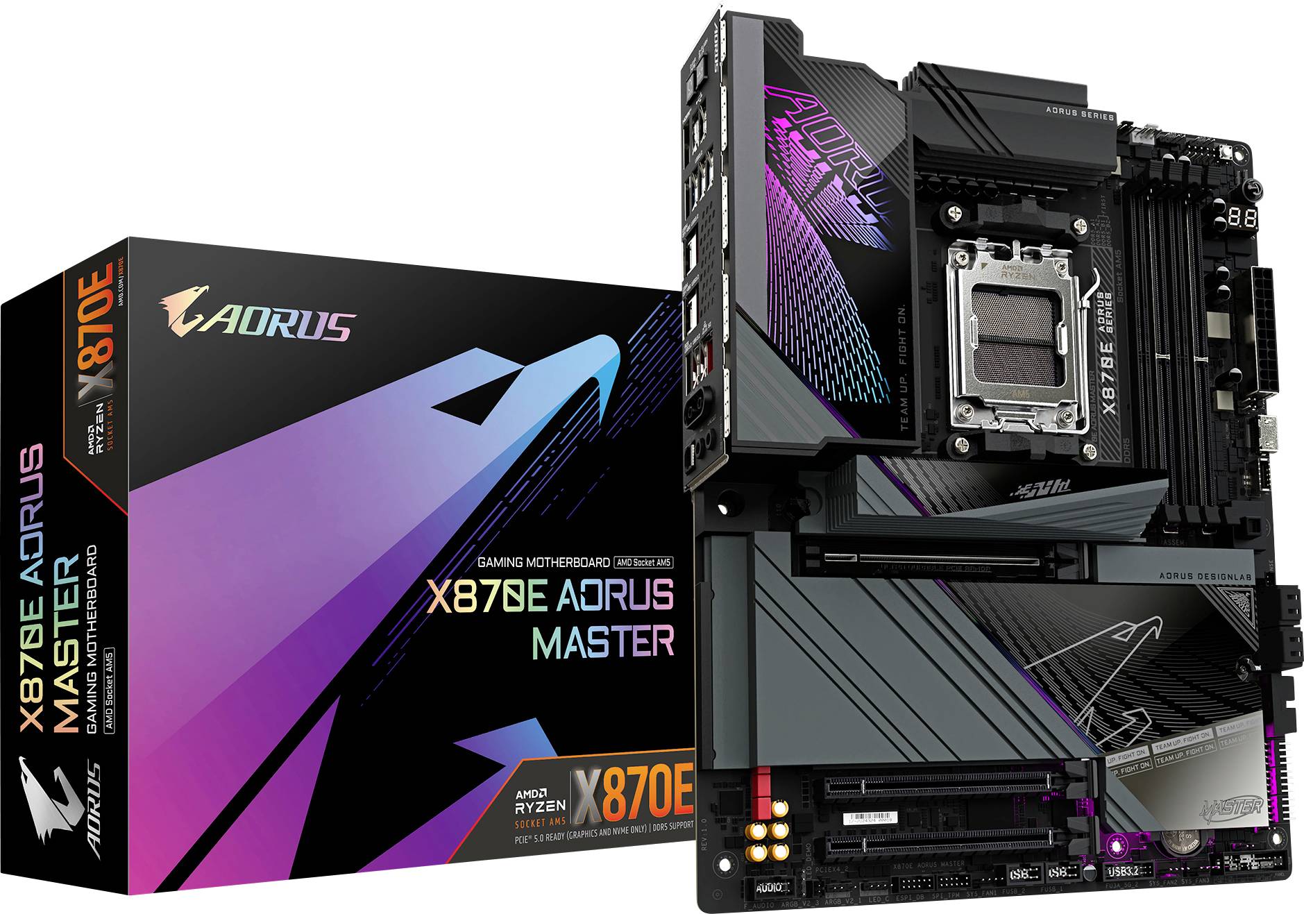 Gaming-moederbord Aorus X670E Aorus Master naast de originele verpakking. Zwart met RGB-verlichting, herkenbaar aan de koellichamen en aansluitingen.