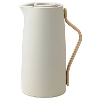 Een beige thermosfles met een houten handvat, rechtop staand. Ideaal voor het warm houden van dranken.