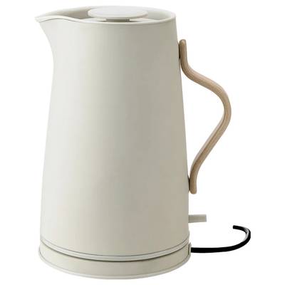 Een beige waterkoker met houten handvat, modern design en zwart snoer, staat rechtop voor een neutrale achtergrond.