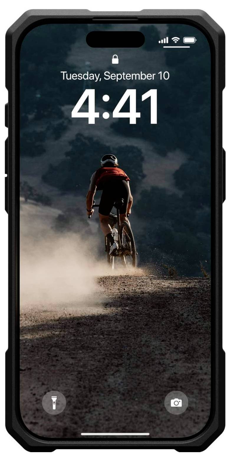 Een fietser rijdt op een stoffig pad naar beneden in het avondlicht. Bovenaan het scherm worden datum en tijd weergegeven: 'Dinsdag, 10 september, 16:41'.
