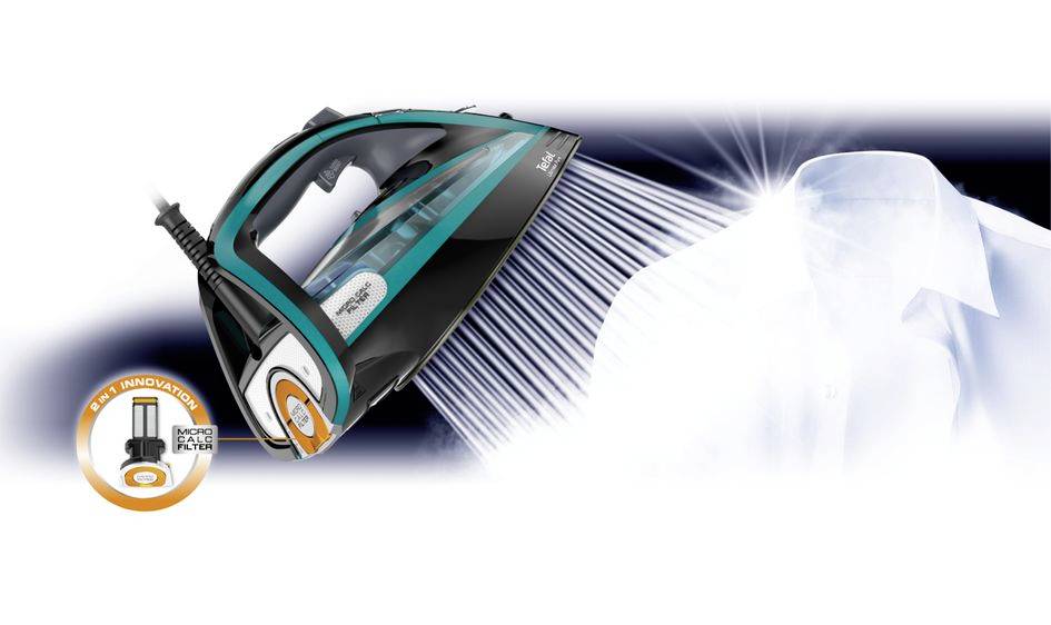 Een strijkijzer dampt over een overhemd om kreukels te verwijderen. Links staat een zegel met 'Best Innovator'.