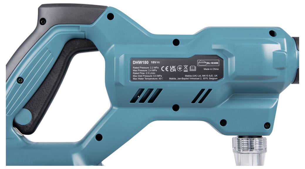 Invoer op een blauw elektrisch gereedschap. Bevat elektrische specificaties en herkomstinformatie. Productdetaillabel zichtbaar.