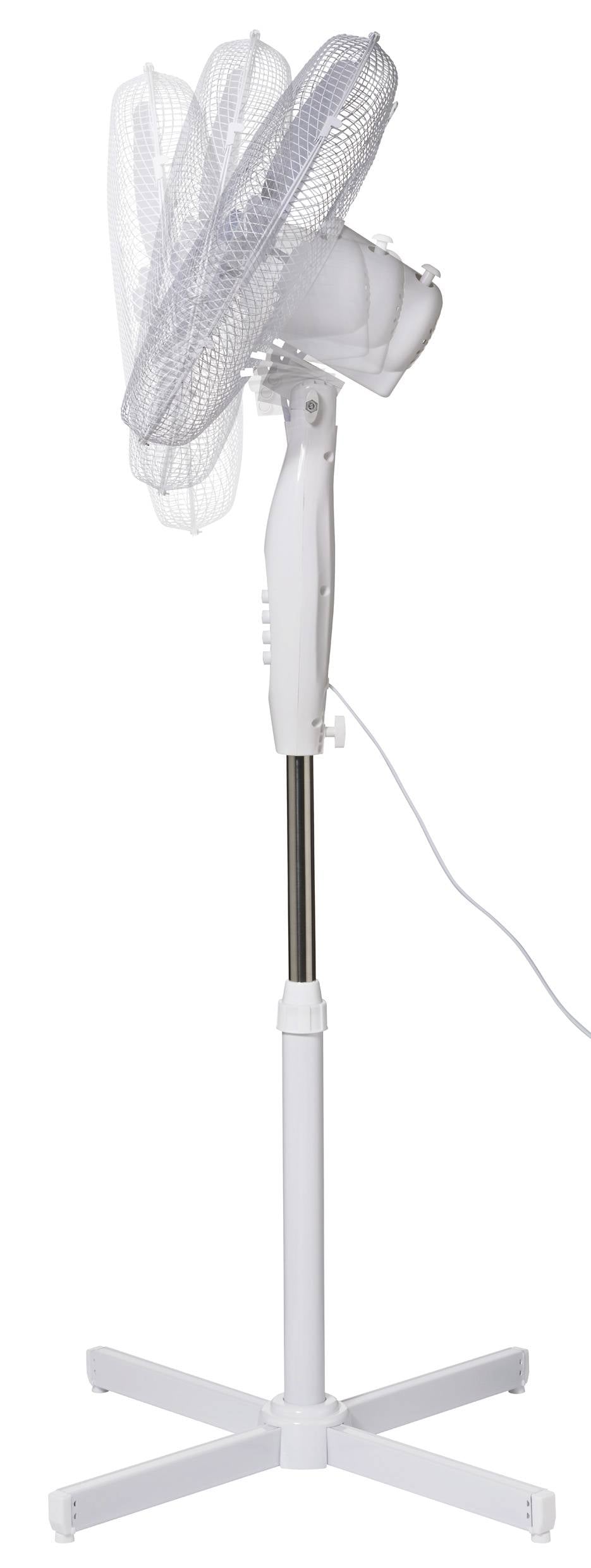 Witte staande ventilator met kantelbare kop, metalen rooster en verstelbare hoogte. Snoer hangt los voor stroomvoorziening.