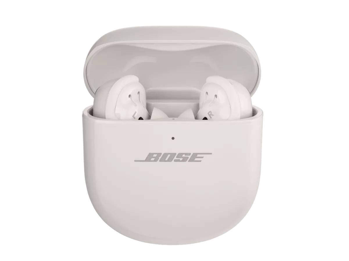 Draadloze witte oordopjes in een open oplaadcase van Bose, met logo zichtbaar aan de voorkant. Perfect voor muziek en gesprekken onderweg.