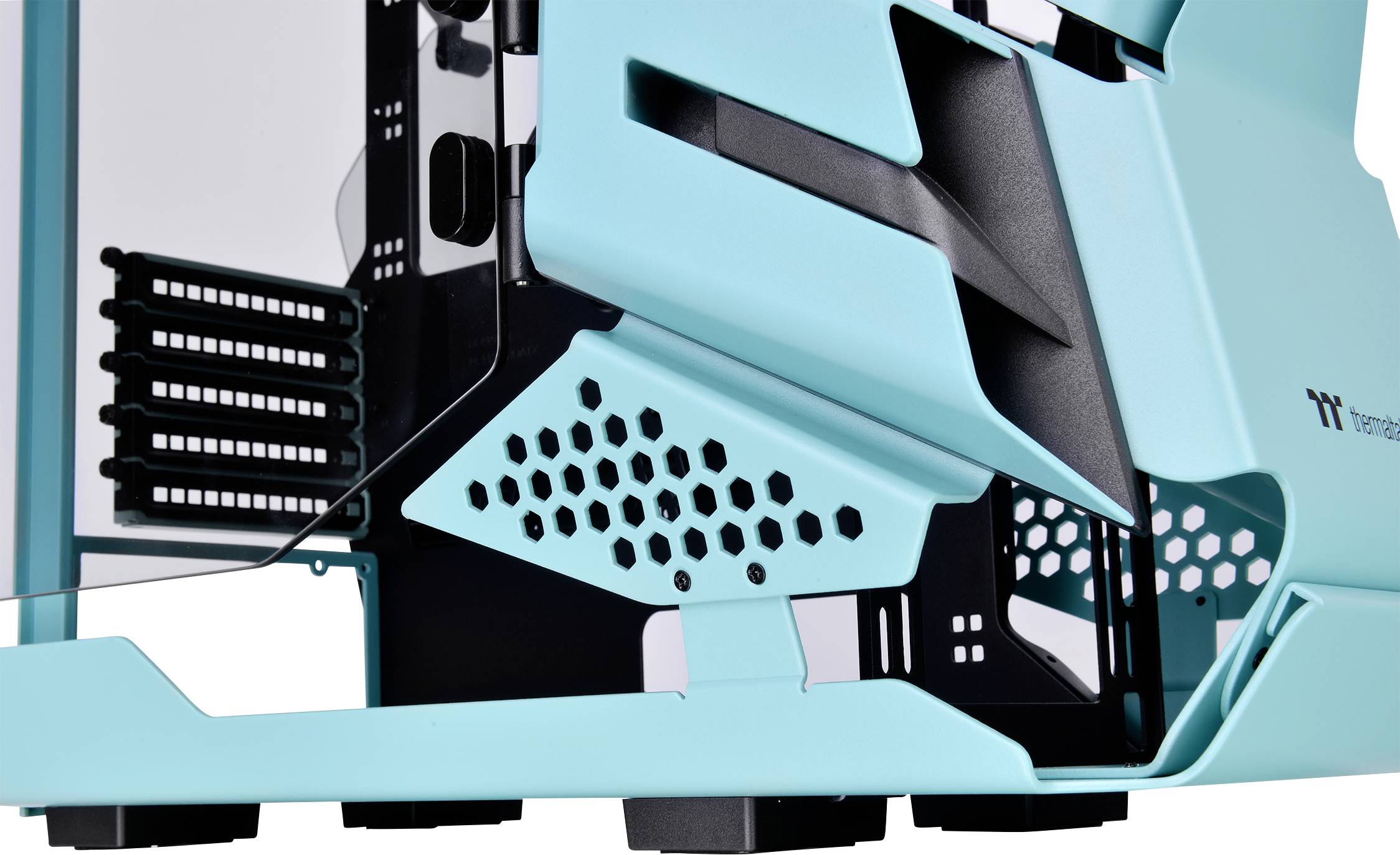 Helder blauw pc-behuizing met open zijpanelen en zwart binnenframe, toont ventilatieopeningen en bevestigingspunten.
