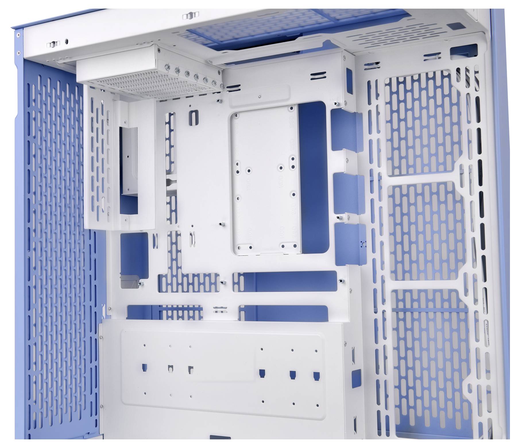 Binnenaanzicht van een computerbehuizing met wit en blauw design. Zichtbare montageplaatsen en ventilatiesleuven voor hardwarecomponenten.