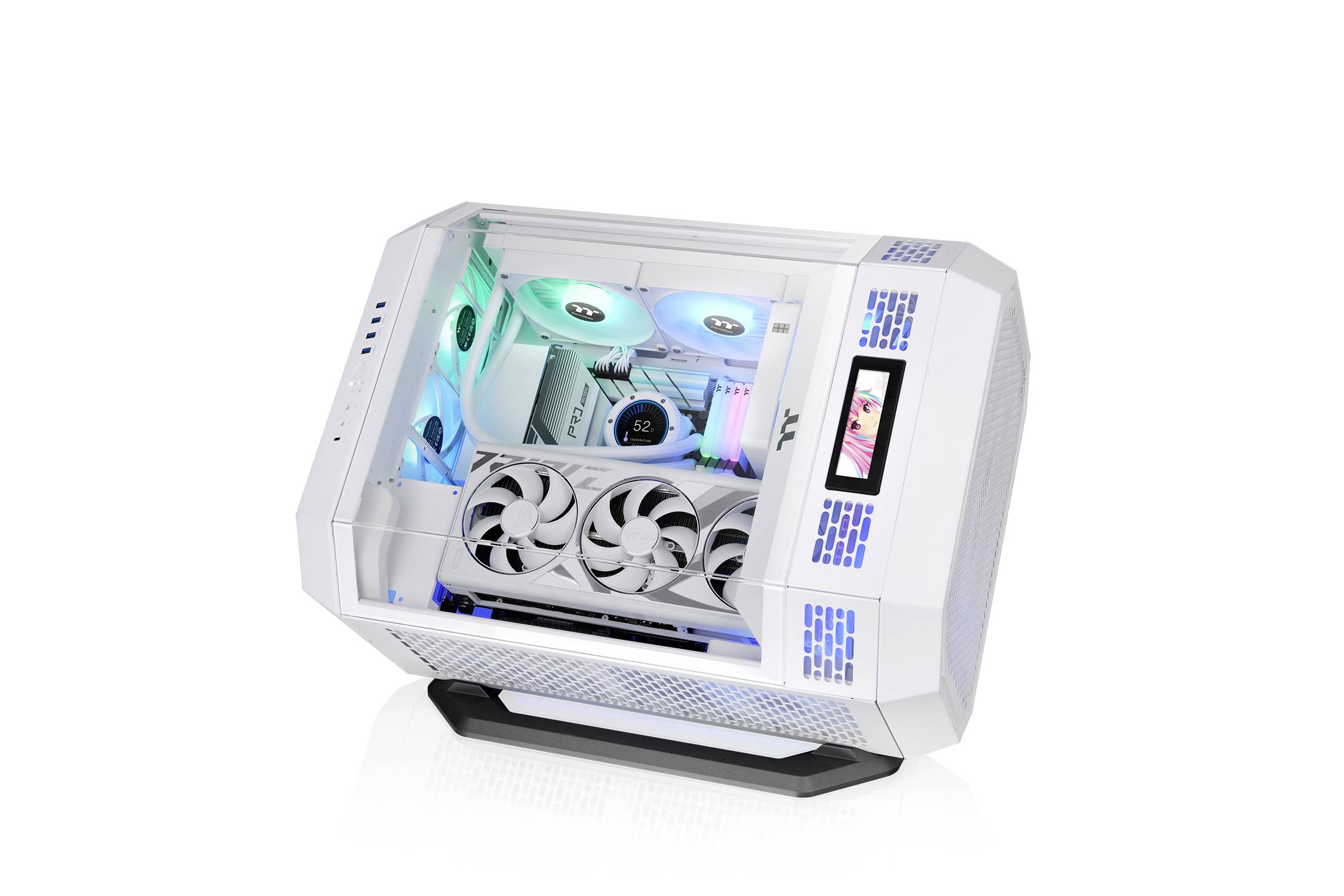 Gaming-pc in futuristisch, wit behuizing met transparant raam. Zichtbaar zijn ventilatoren, LED-verlichting en interne hardwarecomponenten.