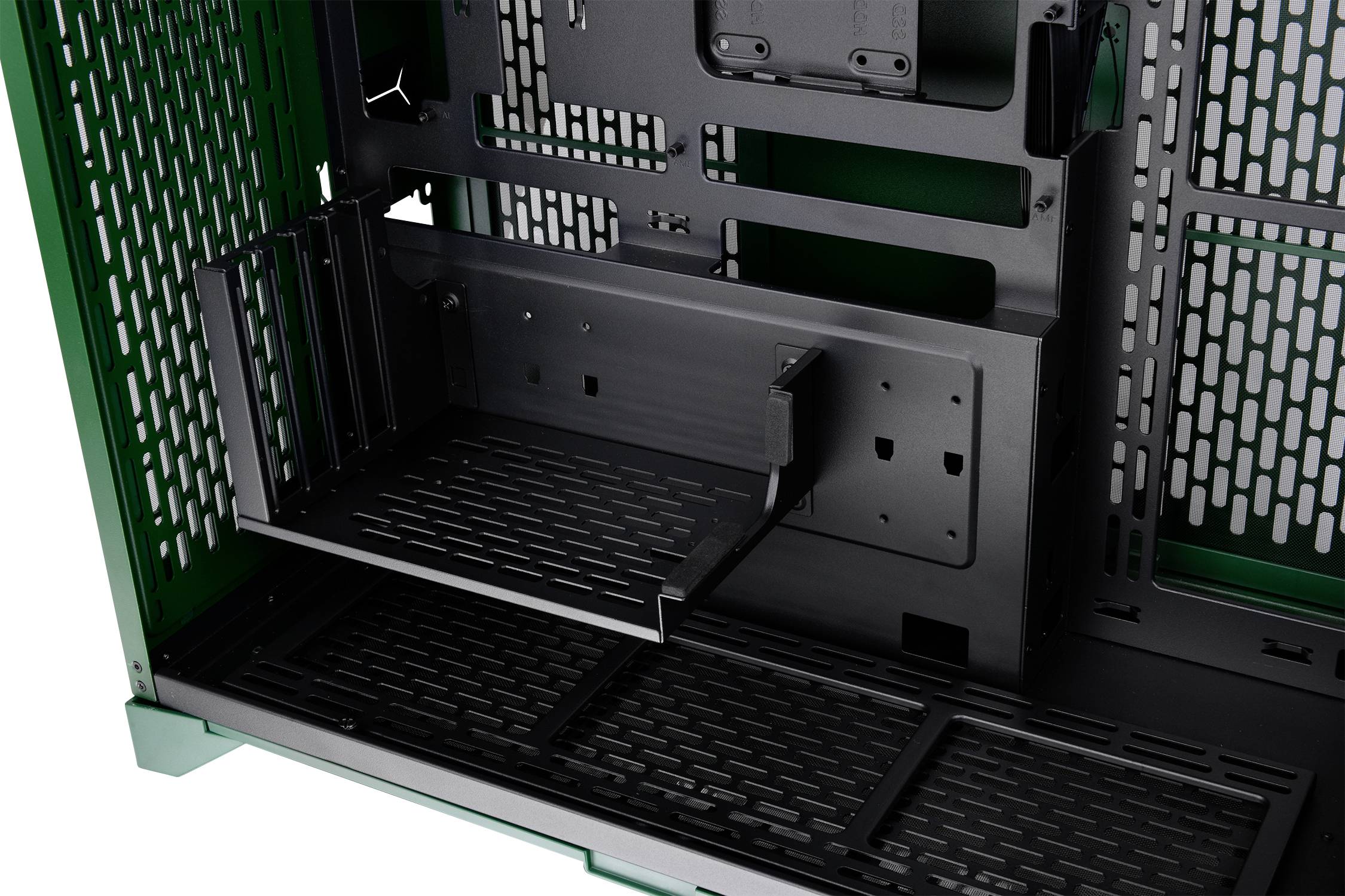 Interne blik in een computerbehuizing met groene rand en zwarte componenten; focus op uitneembare schijfhouder.