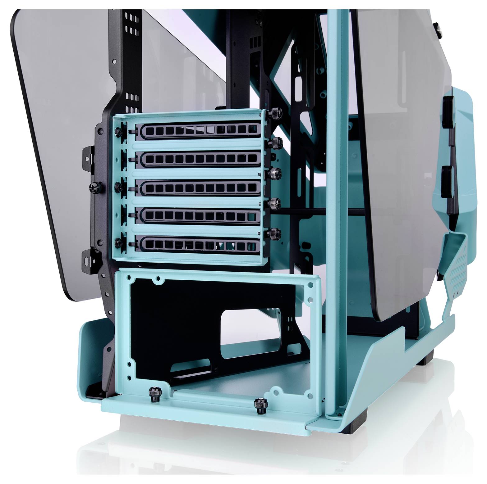 Een turquoise pc-behuizing met vier open harde schijf-sleuven en een zijpaneel van glas. Ideaal voor montage en presentatie van computerconfiguratiesets.