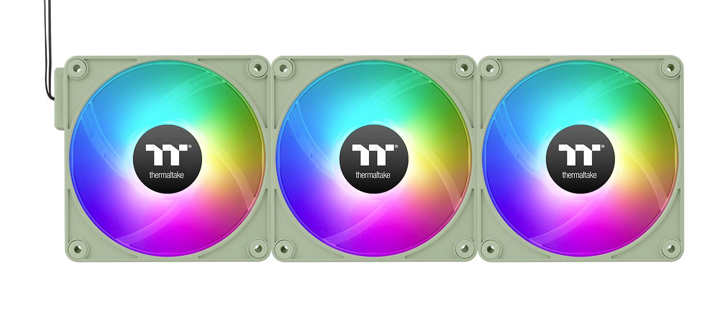 Drie verlichte computerkoelers met regenboog-LED-verlichting in een groen behuizing, die een kleurrijke RGB-weergave laten zien.